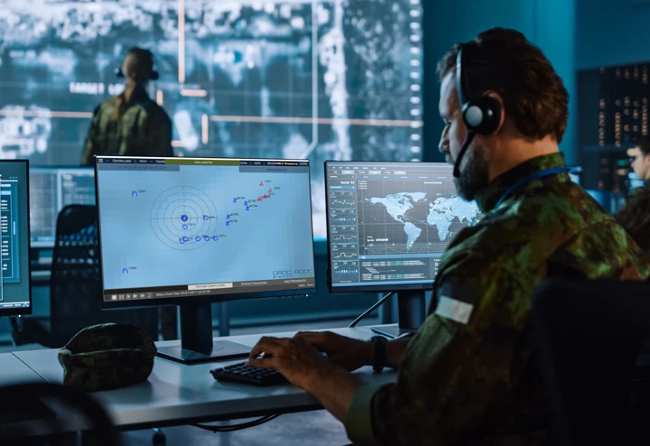 Homme militaire utilisant un système informatique de traitement des données C4ISR sur son ordinateur.